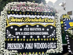 Ratusan Karangan Bunga Duka Cita Berjajar di Rumah Dinas Wali Kota Bandung