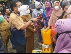 Ketua DPRD Kota Bandung Pantau Langsung Operasi Minyak Goreng di Pasar Ciwastra