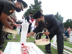 Peringati Bandung Lautan Api, Hasan Fauzi Tabur Bunga di TMP Cikutra