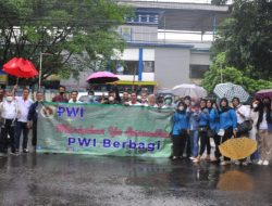 PWI dan IKWI Kota Bandung Bagikan 200 Paket Takjil Siap Saji
