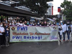 PWI dan IKWI Kota Bandung Bersama SMSI Jabar Bagikan Takjil  Gratis Ke Pengguna Jalan