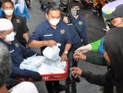 Momentum Ramadhan 1443 H, PWI dan IKWI Kota Bandung, SMSI Jabar  Bagikan Takjil Gratis