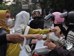 Kadis Diskominfo Kota Bandung Apresiasi PWI dan IKWI Kota Bandung Bersama SMSI Jabar Berbagi Takjil Gratis