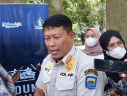 Tertibkan Bandung, Satpol PP Tegaskan Akan Tebang Reklame Ilegal