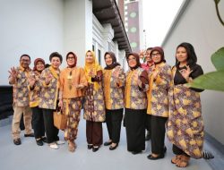 Hari Batik Nasional: Kota Bandung Pamerkan Batik Khas Raksasa Berukuran 450 meter