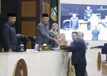 Rapat Paripurna DPRD Jabar, Penyampaian Nota Gubernur terkait 5 Raperda dan Usul Prakarsa
