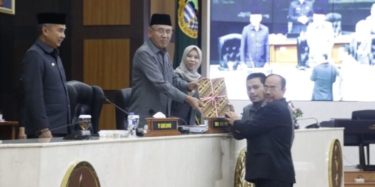 Rapat Paripurna DPRD Jabar, Penyampaian Nota Gubernur terkait 5 Raperda dan Usul Prakarsa