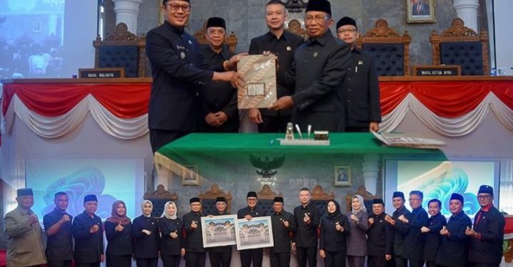 Hadiri Rapat Paripurna, Walikota dan Wakil Walikota Sukabumi Berpamitan