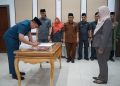 Walikota Sukabumi, Achmad Fahmi menandatangani langsung surat keputusan posisi jabatan baru untuk ASN di Lingkungan Pemerintahan Kota Sukabumi yang baru dilantik. Rabu (13/09)
