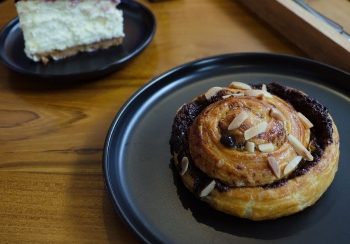 Kopi Susu Nikmat Dicelup Roti, Ada di Classico Coffee & Bake