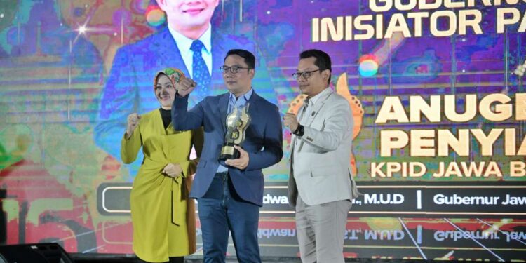 Ridwan Kamil Terima Penghargaan Gubernur Insiator Pasagi dari KPID