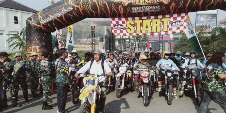 Ngegas Motor Cross Warnai HUT TNI Ke-78 Kodim 0624