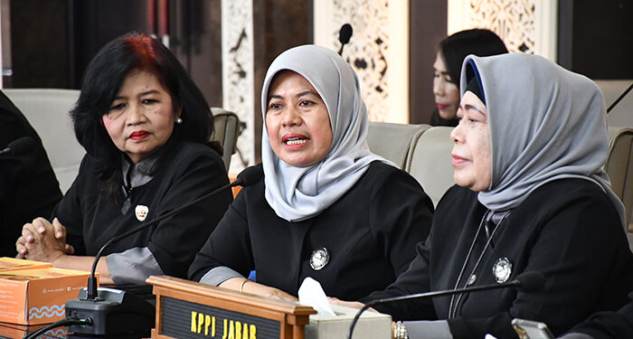 Yuningsih Bahas Posisi Perempuan Dalam Politik saat Terima KPPI Provinsi Riau