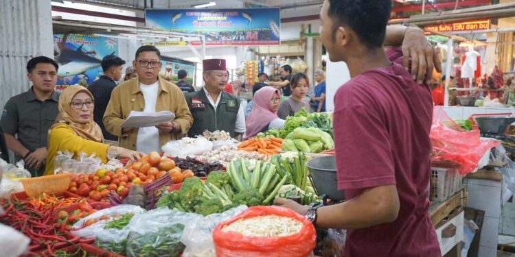 Pastikan Harga dan Stok Bapokting Stabil, Pj Walikota Sukabumi Sidak Pasar