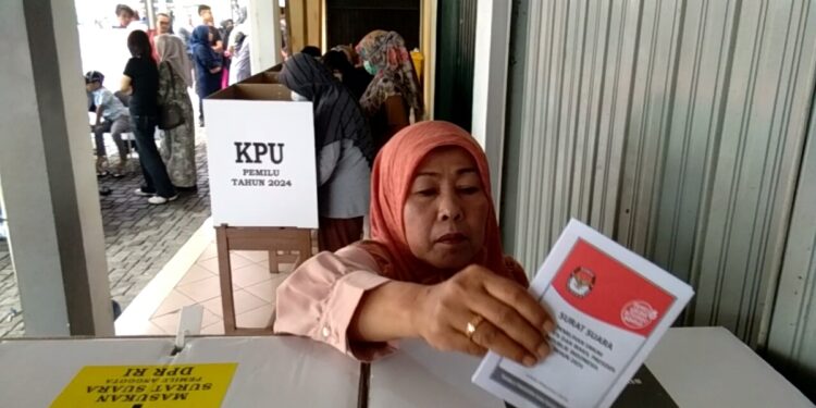 Hj. Nur Djulaeha S.Ip Gunakan Hak Pilih di TPS 4 Cimareme