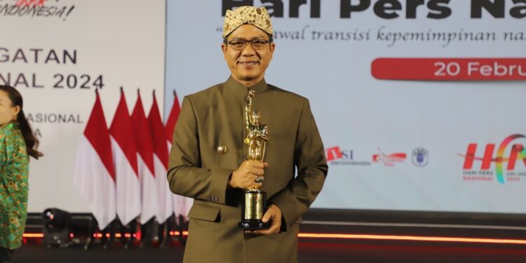 Disaksikan Jokowi, Bupati Dadang Supriatna Raih Anugerah PWI Pusat di Hari Pers Nasional 2024