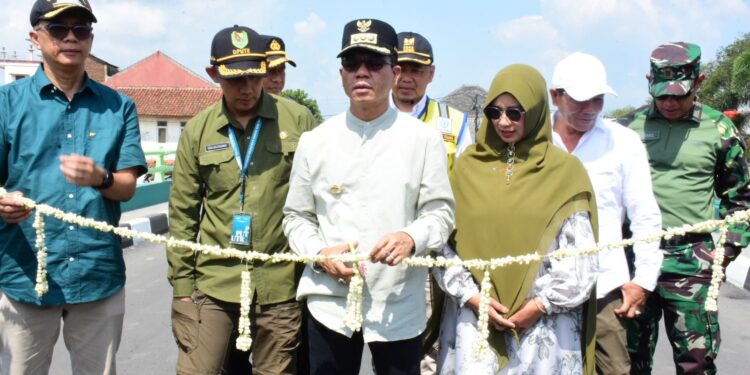 Bupati Bandung Resmikan Jembatan Sungai Cikeruh Tegal Luar Bojong Soang