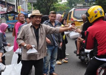 Program Berbagi PWI Pokja Kota Bandung berbagi makanan siap santap bagi pengendara dan masyarakat
