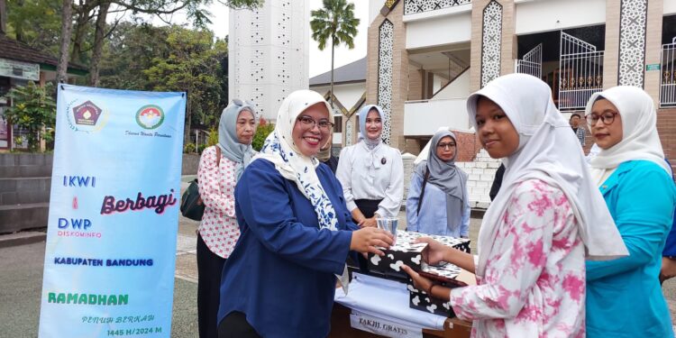 IKWI Kabupaten Bandung – DWP Diskominfo Bagikan Ratusan Takjil Gratis untuk Warga yang Ngabuburit