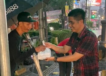 Aksi Sosial D’Bronx Bagikan Ratusan Takjil Gratis