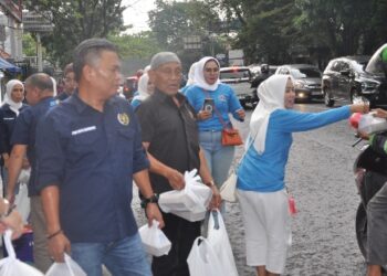 Pokja PWI Kota Bandung masih berbagi Makanan untuk takjil