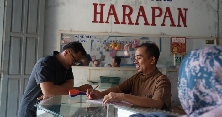 Bunyamin Pedagang Sendal Keliling Sukses Jadi Juragan Toko Emas Berkat Kupedes BRI