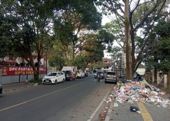 Tumpukan Sampah Berserakan di Jalan Bhayangkara, DLH Kota Sukabumi: Sebelumnya Ada TPS