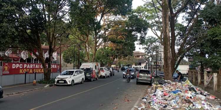 Tumpukan Sampah Berserakan di Jalan Bhayangkara, DLH Kota Sukabumi: Sebelumnya Ada TPS