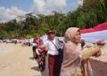 Pertama di NTT, Pupuk Indonesia Bersama Relawan Bakti BUMN Bentangkan Bendera Merah Putih Sepanjang Satu Kilometer