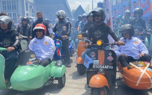 Diantar Ribuan Pendukung, Fahmi-Dida Naik Vespa Untuk Mendaftar Ke KPU Kota Sukabumi