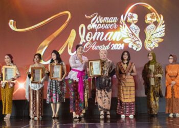 Direktur Komersial dan UMKM bank bjb Raih Penghargaan Woman Empower Woman Award 2024
