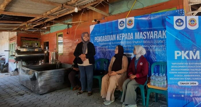 PKM Universitas Sangga Buana Sukses Latih Warga Jembarwangi Bikin Kripik Mangga Gedong Gincu