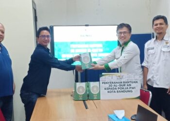 Baznas Kota Bandung Salurkan 30 Mushaf Al’ Qur’an ke PWI Pokja Kota Bandung