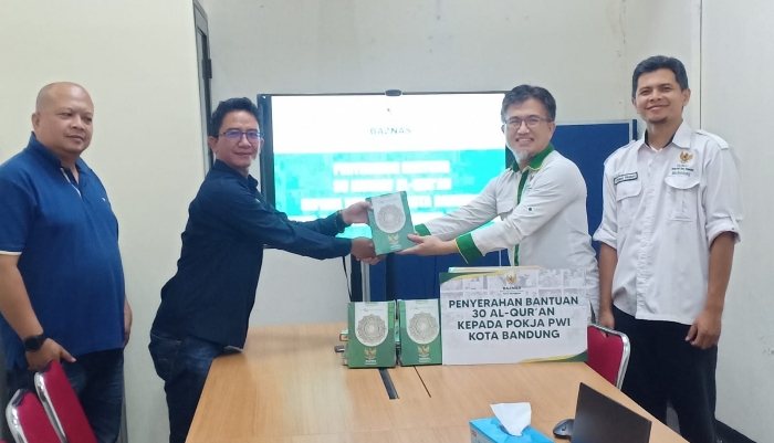 Baznas Kota Bandung Salurkan 30 Mushaf Al’ Qur’an ke PWI Pokja Kota Bandung