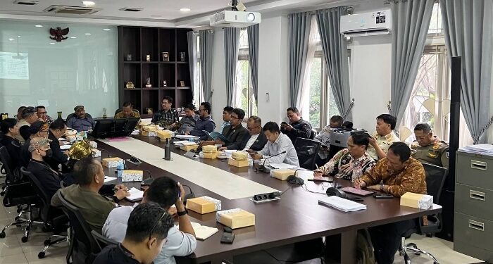 Pembahasan Raperda Baru Pansus 3 DPRD Soroti Masalah Izin dan Reklame Ilegal