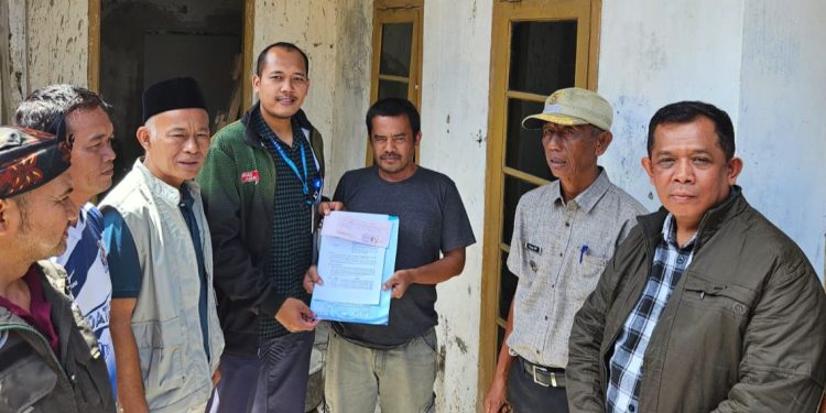 Tunjukan Kepedulian, PDAM Tirta Raharja Salurkan Bantuan di Dampingi Anggota DPRD Kab. Bandung