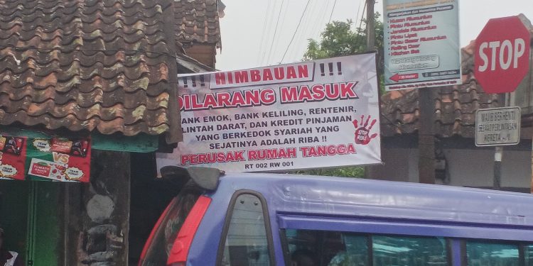 Geger! Spanduk Penolakan Bank Emok Muncul di Gang Pelita, Siapa Dalangnya?