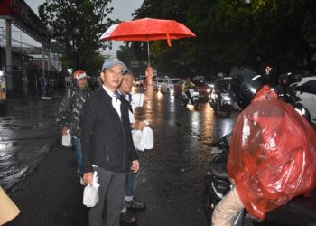 Derasnya Hujan Tak Kurangi Semangat Pokja PWI Kota Bandung Berbagi Takjil Makanan Gratis