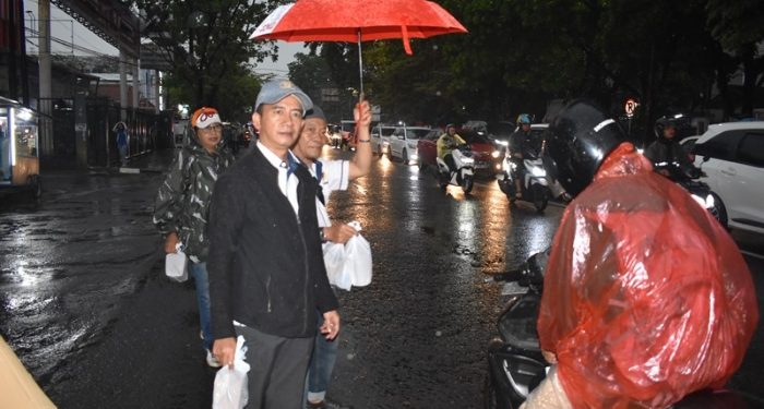 Derasnya Hujan Tak Kurangi Semangat Pokja PWI Kota Bandung Berbagi Takjil Makanan Gratis