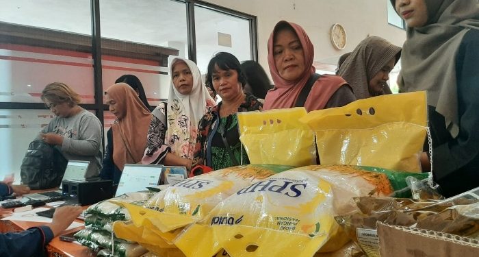 Operasi Pasar Pangan Murah di Kantor Pos Palangkaraya Ditinjau Mentan