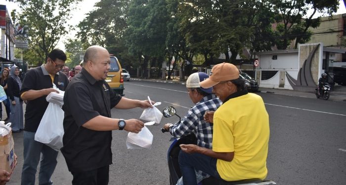 Pokja PWI Kota Bandung di Hari ke 21 Berbagi Lagi Takjil Gratis