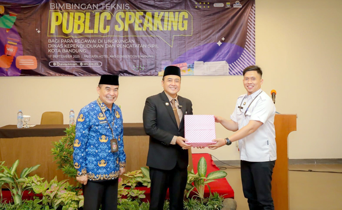 64 Tenaga Operator di Disdukcapil Kota Bandung Dilatih Berkomunikasi