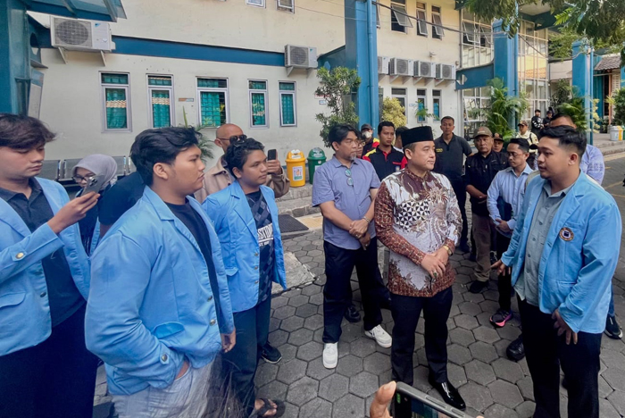 Wakil Wali Kota Bandung Berikan Bantuan Obat-obatan untuk Warga Sekitar Kampus Unisba