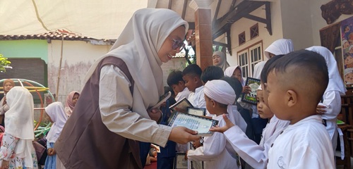 Yayasan CFA Bagikan Puluhan Iqro untuk Anak PAUD di Sukabumi