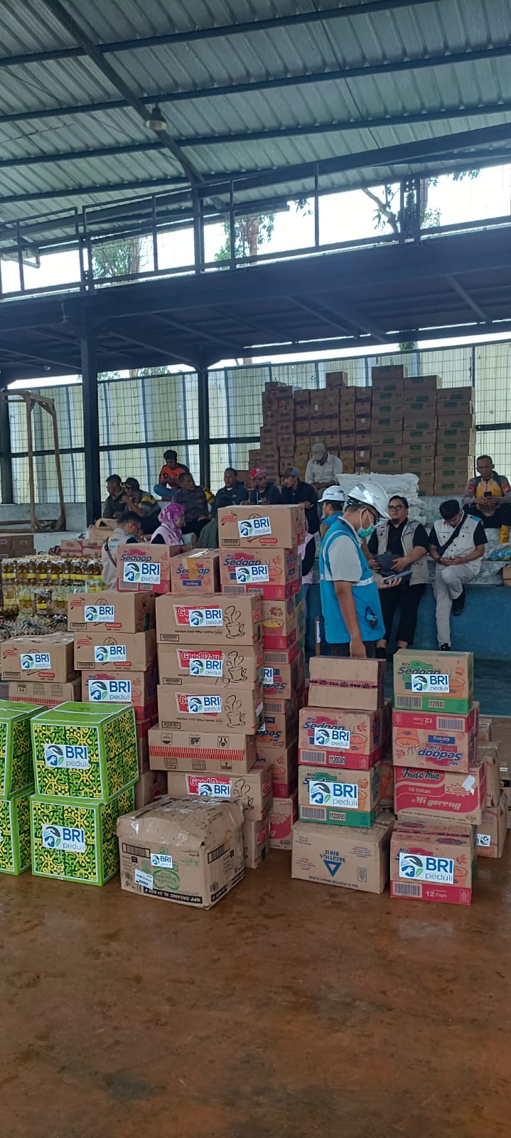 Melalui Program TJSL BRI Kembali Salurkan Bantuan Bagi Korban Bencana di Cisaruaarua