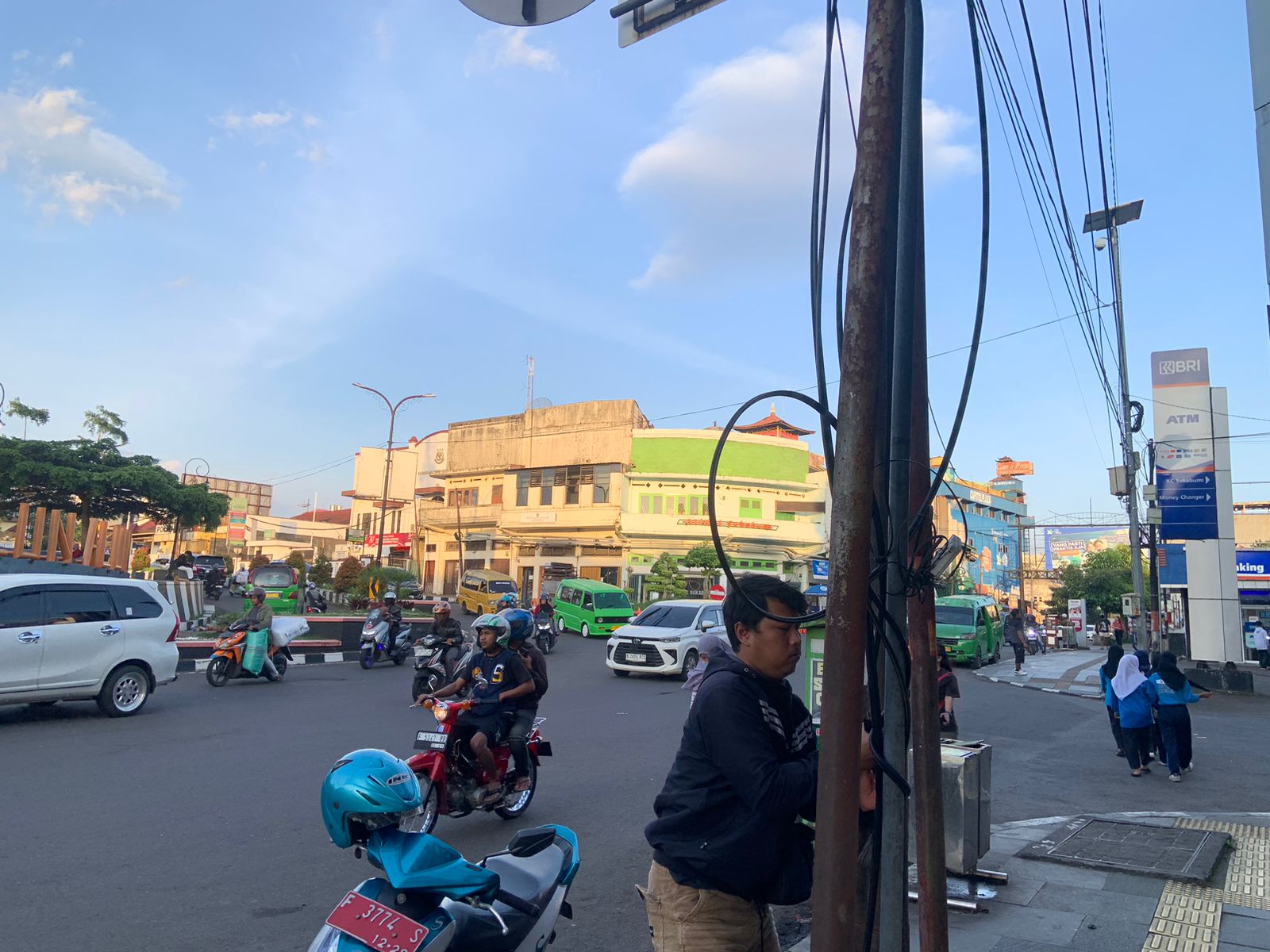 Dishub Kota Sukabumi Gerecep Benahi Kabel Optik Mengambai di Jalan Ahmad Yani