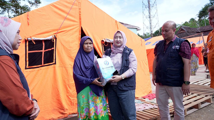Ratusan Warga Terdampak Tanah Bergerak di Sukabumi, BRI Turun Langsung Salurkan Bantuan