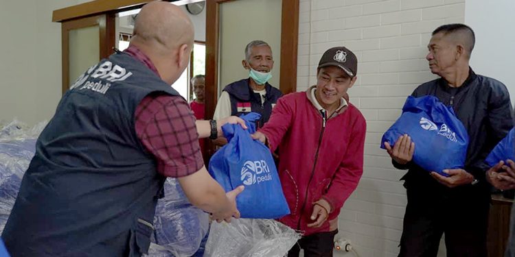Peduli Masyarakat, BRI Region 9 Bandung Gandeng Yayasan dan Pesantren Salurkan Sembako