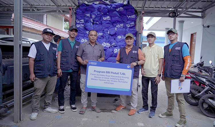 BRI RO Bandung dan BO Jatibarang Distribusikan 5.000 Paket Sembako untuk Warga Indramayu