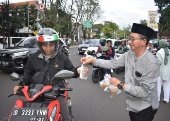 Hari ke-16 Ramadan, Pokja PWI Kota Bandung Turun ke Jalan Bagikan Takjil